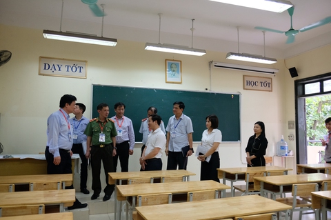 Thứ trưởng Nguyễn Hữu Độ kiểm tra công tác tổ chức kỳ thi tốt nghiệp THPT tại Hà Nội - Ảnh 4. Thứ trưởng Nguyễn Hữu Độ kiểm tra công tác tổ chức kỳ thi tốt nghiệp THPT tại Hà Nội - Ảnh 4.