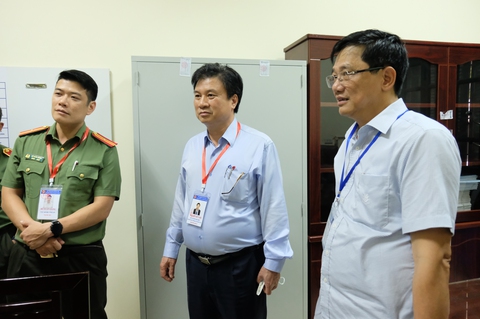 Thứ trưởng Nguyễn Hữu Độ kiểm tra công tác tổ chức kỳ thi tốt nghiệp THPT tại Hà Nội - Ảnh 1. Thứ trưởng Nguyễn Hữu Độ kiểm tra công tác tổ chức kỳ thi tốt nghiệp THPT tại Hà Nội - Ảnh 1.