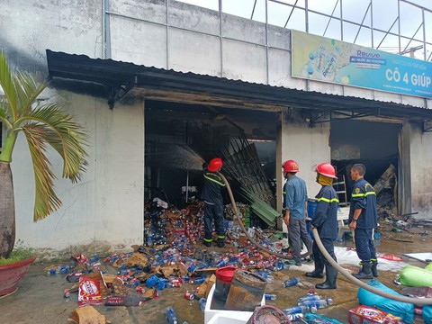 Ngư cụ trong cửa hàng ở cảng cá Nha Trang bị thiêu rụi - Ảnh 3. Ngư cụ trong cửa hàng ở cảng cá Nha Trang bị thiêu rụi - Ảnh 3.