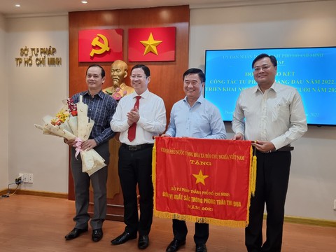 Sở Tư pháp TP.HCM nhận cờ thi đua của Chính phủ - Ảnh 1. Sở Tư pháp TP.HCM nhận cờ thi đua của Chính phủ - Ảnh 1.