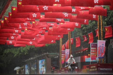 Tin thế giới 1-7: Ông Tập sang Hong Kong rồi lại về, rồi lại sang; Hàn Quốc ký kết với NATO - Ảnh 1. Tin thế giới 1-7: Ông Tập sang Hong Kong rồi lại về, rồi lại sang; Hàn Quốc ký kết với NATO - Ảnh 1.