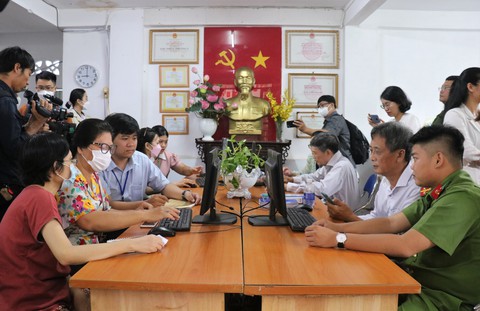 Người dân Phú Nhuận sẽ thanh toán không tiền mặt khi lấy kết quả dịch vụ công trực tuyến - Ảnh 2. Người dân Phú Nhuận sẽ thanh toán không tiền mặt khi lấy kết quả dịch vụ công trực tuyến - Ảnh 2.