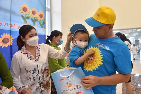 MC Quyền Linh, nghệ sĩ Ngọc Trinh đồng hành với Ước mơ của Thúy, trao quà đến các bệnh nhi - Ảnh 4. MC Quyền Linh, nghệ sĩ Ngọc Trinh đồng hành với Ước mơ của Thúy, trao quà đến các bệnh nhi - Ảnh 4.