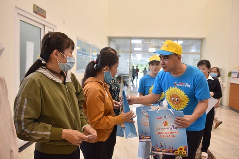 MC Quyền Linh, nghệ sĩ Ngọc Trinh đồng hành với Ước mơ của Thúy, trao quà đến các bệnh nhi - Ảnh 3. MC Quyền Linh, nghệ sĩ Ngọc Trinh đồng hành với Ước mơ của Thúy, trao quà đến các bệnh nhi - Ảnh 3.