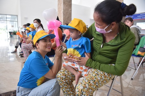MC Quyền Linh, nghệ sĩ Ngọc Trinh đồng hành với Ước mơ của Thúy, trao quà đến các bệnh nhi - Ảnh 5. MC Quyền Linh, nghệ sĩ Ngọc Trinh đồng hành với Ước mơ của Thúy, trao quà đến các bệnh nhi - Ảnh 5.
