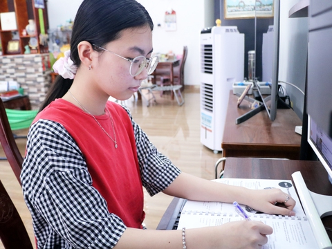 Nữ sinh thủ khoa xưa nay hiếm với 4 điểm 10 bật mí bí quyết học hành - Ảnh 1. Nữ sinh thủ khoa xưa nay hiếm với 4 điểm 10 bật mí bí quyết học hành - Ảnh 1.