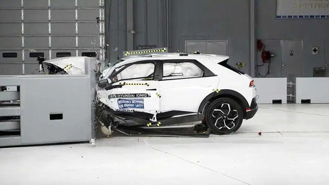 Xe hot Hyundai Ioniq 5 khi bị tai nạn sẽ như thế nào? - Ảnh 1. Xe hot Hyundai Ioniq 5 khi bị tai nạn sẽ như thế nào? - Ảnh 1.