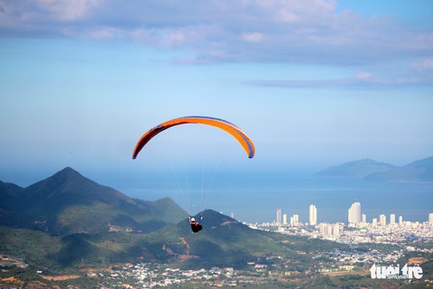 Hơn 80 vận động viên bay lượn giữa biển trời Nha Trang - Ảnh 4. Hơn 80 vận động viên bay lượn giữa biển trời Nha Trang - Ảnh 4.
