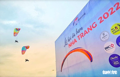 Hơn 80 vận động viên bay lượn giữa biển trời Nha Trang - Ảnh 1. Hơn 80 vận động viên bay lượn giữa biển trời Nha Trang - Ảnh 1.