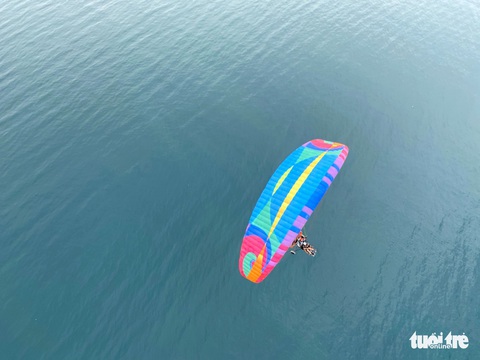 Hơn 80 vận động viên bay lượn giữa biển trời Nha Trang - Ảnh 3. Hơn 80 vận động viên bay lượn giữa biển trời Nha Trang - Ảnh 3.