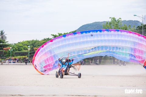 Hơn 80 vận động viên bay lượn giữa biển trời Nha Trang - Ảnh 7. Hơn 80 vận động viên bay lượn giữa biển trời Nha Trang - Ảnh 7.