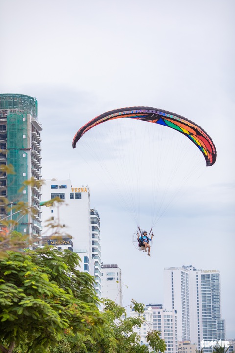Hơn 80 vận động viên bay lượn giữa biển trời Nha Trang - Ảnh 9. Hơn 80 vận động viên bay lượn giữa biển trời Nha Trang - Ảnh 9.