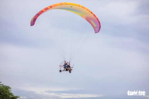 Hơn 80 vận động viên bay lượn giữa biển trời Nha Trang - Ảnh 8. Hơn 80 vận động viên bay lượn giữa biển trời Nha Trang - Ảnh 8.