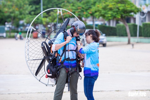 Hơn 80 vận động viên bay lượn giữa biển trời Nha Trang - Ảnh 2. Hơn 80 vận động viên bay lượn giữa biển trời Nha Trang - Ảnh 2.
