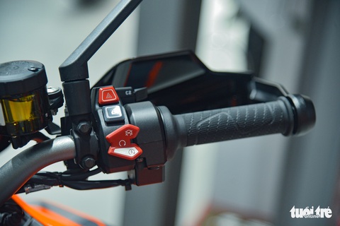 KTM Super Duke 1290 GT giá 900 triệu đồng, ngang ôtô hạng C tại Việt Nam - Ảnh 4. KTM Super Duke 1290 GT giá 900 triệu đồng, ngang ôtô hạng C tại Việt Nam - Ảnh 4.