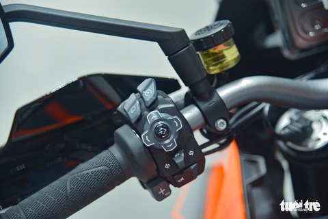 KTM Super Duke 1290 GT giá 900 triệu đồng, ngang ôtô hạng C tại Việt Nam - Ảnh 5. KTM Super Duke 1290 GT giá 900 triệu đồng, ngang ôtô hạng C tại Việt Nam - Ảnh 5.