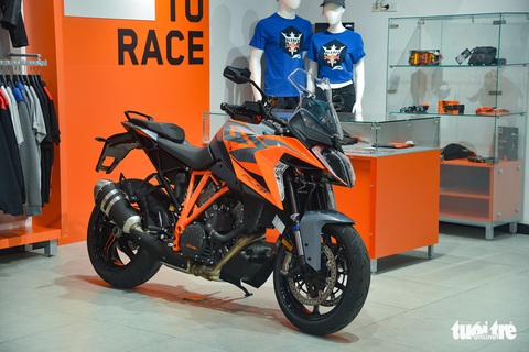 KTM Super Duke 1290 GT giá 900 triệu đồng, ngang ôtô hạng C tại Việt Nam - Ảnh 1. KTM Super Duke 1290 GT giá 900 triệu đồng, ngang ôtô hạng C tại Việt Nam - Ảnh 1.