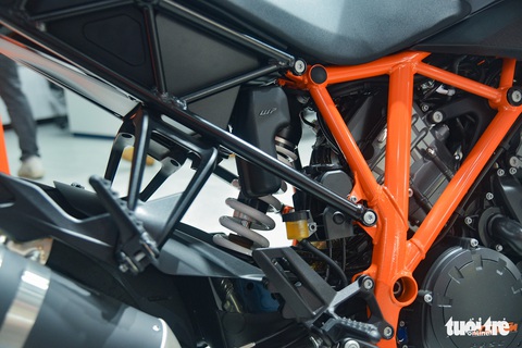 KTM Super Duke 1290 GT giá 900 triệu đồng, ngang ôtô hạng C tại Việt Nam - Ảnh 8. KTM Super Duke 1290 GT giá 900 triệu đồng, ngang ôtô hạng C tại Việt Nam - Ảnh 8.