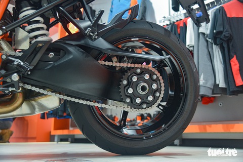 KTM Super Duke 1290 GT giá 900 triệu đồng, ngang ôtô hạng C tại Việt Nam - Ảnh 11. KTM Super Duke 1290 GT giá 900 triệu đồng, ngang ôtô hạng C tại Việt Nam - Ảnh 11.