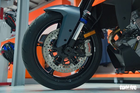 KTM Super Duke 1290 GT giá 900 triệu đồng, ngang ôtô hạng C tại Việt Nam - Ảnh 13. KTM Super Duke 1290 GT giá 900 triệu đồng, ngang ôtô hạng C tại Việt Nam - Ảnh 13.