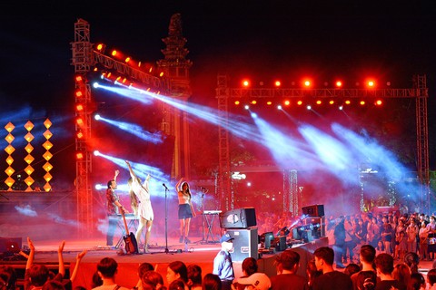 Xem - nghe cuối tuần: Văn Mai Hương hát bolero; Anh em Tuấn Tú lên game show mới... - Ảnh 4. Xem - nghe cuối tuần: Văn Mai Hương hát bolero; Anh em Tuấn Tú lên game show mới... - Ảnh 4.