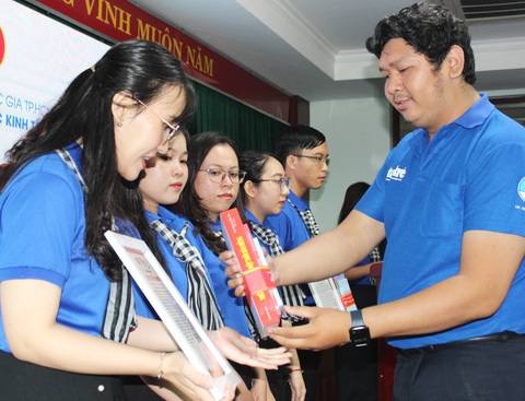 Vào Đảng trong ngày ra quân Mùa hè xanh - Ảnh 1. Vào Đảng trong ngày ra quân Mùa hè xanh - Ảnh 1.