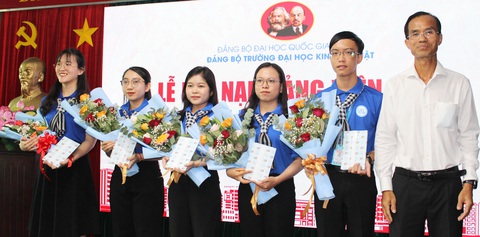 Vào Đảng trong ngày ra quân Mùa hè xanh - Ảnh 2. Vào Đảng trong ngày ra quân Mùa hè xanh - Ảnh 2.