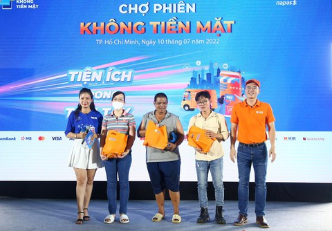 Hào hứng bốc thăm trúng thưởng nhiều phần quà giá trị cho công nhân - Ảnh 6. Hào hứng bốc thăm trúng thưởng nhiều phần quà giá trị cho công nhân - Ảnh 6.