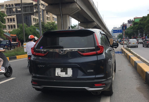Người chạy xe ôm tố bị tài xế ôtô đánh rách môi vì không cho vượt ở hầm chui - Ảnh 1. Người chạy xe ôm tố bị tài xế ôtô đánh rách môi vì không cho vượt ở hầm chui - Ảnh 1.