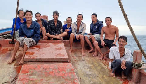 Trục vớt tàu chìm trên biển, tìm thấy thi thể ngư dân kẹt trong cabin - Ảnh 2. Trục vớt tàu chìm trên biển, tìm thấy thi thể ngư dân kẹt trong cabin - Ảnh 2.