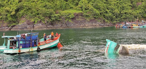 Trục vớt tàu chìm trên biển, tìm thấy thi thể ngư dân kẹt trong cabin - Ảnh 1. Trục vớt tàu chìm trên biển, tìm thấy thi thể ngư dân kẹt trong cabin - Ảnh 1.