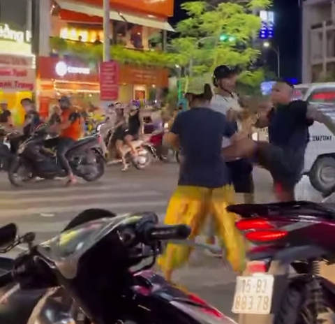 Dân mạng dậy sóng khi xem video người đàn ông ‘tung cước’ cả phụ nữ - Ảnh 2. Dân mạng dậy sóng khi xem video người đàn ông ‘tung cước’ cả phụ nữ - Ảnh 2.