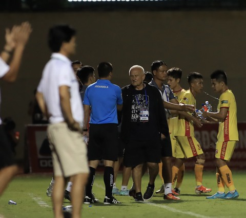 Tổ trọng tài không rời Thanh Hóa trong đêm 9-7 - Ảnh 2. Tổ trọng tài không rời Thanh Hóa trong đêm 9-7 - Ảnh 2.