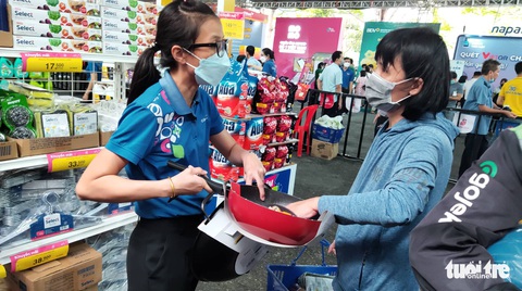 Chợ phiên Không tiền mặt: Lượng khách dồn dập, nhiều gian hàng vượt chỉ tiêu đề ra - Ảnh 4. Chợ phiên Không tiền mặt: Lượng khách dồn dập, nhiều gian hàng vượt chỉ tiêu đề ra - Ảnh 4.