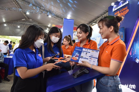 Sáng nay 10-7, tưng bừng Chợ phiên Không tiền mặt ở Khu chế xuất Tân Thuận - TP.HCM - Ảnh 4. Sáng nay 10-7, tưng bừng Chợ phiên Không tiền mặt ở Khu chế xuất Tân Thuận - TP.HCM - Ảnh 4.