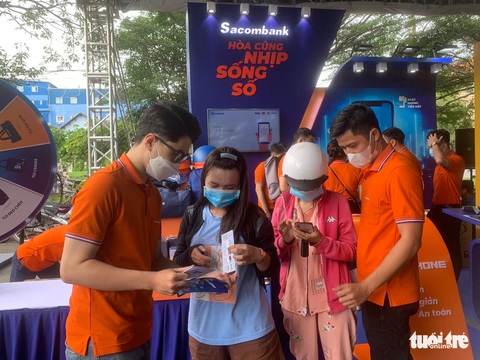 Sáng nay 10-7, tưng bừng Chợ phiên Không tiền mặt ở Khu chế xuất Tân Thuận - TP.HCM - Ảnh 5. Sáng nay 10-7, tưng bừng Chợ phiên Không tiền mặt ở Khu chế xuất Tân Thuận - TP.HCM - Ảnh 5.