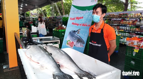 Sáng nay 10-7, tưng bừng Chợ phiên Không tiền mặt ở Khu chế xuất Tân Thuận - TP.HCM - Ảnh 3. Sáng nay 10-7, tưng bừng Chợ phiên Không tiền mặt ở Khu chế xuất Tân Thuận - TP.HCM - Ảnh 3.