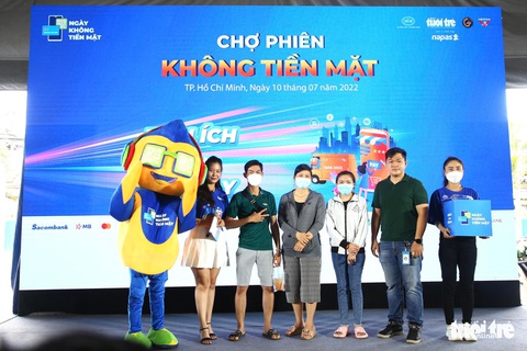 Hào hứng bốc thăm trúng thưởng nhiều phần quà giá trị cho công nhân - Ảnh 2. Hào hứng bốc thăm trúng thưởng nhiều phần quà giá trị cho công nhân - Ảnh 2.