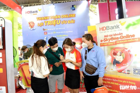 Sáng nay 10-7, tưng bừng Chợ phiên Không tiền mặt ở Khu chế xuất Tân Thuận - TP.HCM - Ảnh 8. Sáng nay 10-7, tưng bừng Chợ phiên Không tiền mặt ở Khu chế xuất Tân Thuận - TP.HCM - Ảnh 8.
