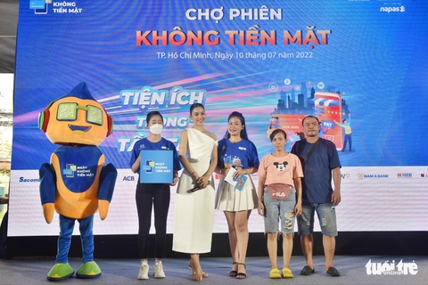 Hoa hậu Tiểu Vy: Nhiều khi Vy không có tiền mặt để chi trả nên chẳng dám mua sắm nữa... - Ảnh 7. Hoa hậu Tiểu Vy: Nhiều khi Vy không có tiền mặt để chi trả nên chẳng dám mua sắm nữa... - Ảnh 7.