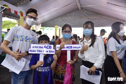 Chợ phiên Không tiền mặt: Lượng khách dồn dập, nhiều gian hàng vượt chỉ tiêu đề ra - Ảnh 5. Chợ phiên Không tiền mặt: Lượng khách dồn dập, nhiều gian hàng vượt chỉ tiêu đề ra - Ảnh 5.