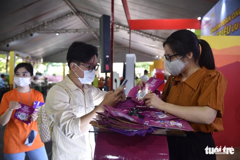 Sáng nay 10-7, tưng bừng Chợ phiên Không tiền mặt ở Khu chế xuất Tân Thuận - TP.HCM - Ảnh 10. Sáng nay 10-7, tưng bừng Chợ phiên Không tiền mặt ở Khu chế xuất Tân Thuận - TP.HCM - Ảnh 10.