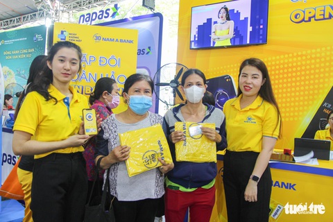 Hào hứng bốc thăm trúng thưởng nhiều phần quà giá trị cho công nhân - Ảnh 11. Hào hứng bốc thăm trúng thưởng nhiều phần quà giá trị cho công nhân - Ảnh 11.