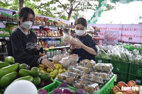 Sáng nay 10-7, tưng bừng Chợ phiên Không tiền mặt ở Khu chế xuất Tân Thuận - TP.HCM - Ảnh 2. Sáng nay 10-7, tưng bừng Chợ phiên Không tiền mặt ở Khu chế xuất Tân Thuận - TP.HCM - Ảnh 2.