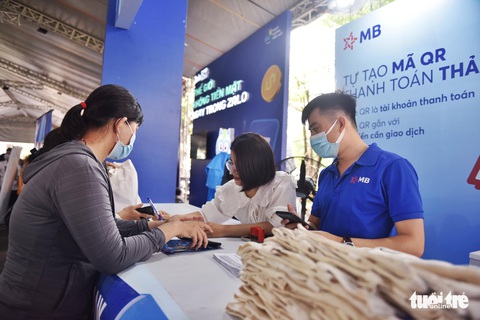 Chợ phiên Không tiền mặt: Lượng khách dồn dập, nhiều gian hàng vượt chỉ tiêu đề ra - Ảnh 9. Chợ phiên Không tiền mặt: Lượng khách dồn dập, nhiều gian hàng vượt chỉ tiêu đề ra - Ảnh 9.