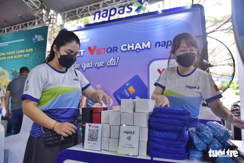 Sáng nay 10-7, tưng bừng Chợ phiên Không tiền mặt ở Khu chế xuất Tân Thuận - TP.HCM - Ảnh 6. Sáng nay 10-7, tưng bừng Chợ phiên Không tiền mặt ở Khu chế xuất Tân Thuận - TP.HCM - Ảnh 6.