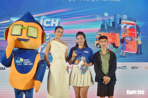 Hoa hậu Tiểu Vy: Nhiều khi Vy không có tiền mặt để chi trả nên chẳng dám mua sắm nữa... - Ảnh 6. Hoa hậu Tiểu Vy: Nhiều khi Vy không có tiền mặt để chi trả nên chẳng dám mua sắm nữa... - Ảnh 6.