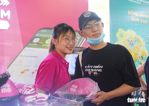 Hào hứng bốc thăm trúng thưởng nhiều phần quà giá trị cho công nhân - Ảnh 10. Hào hứng bốc thăm trúng thưởng nhiều phần quà giá trị cho công nhân - Ảnh 10.