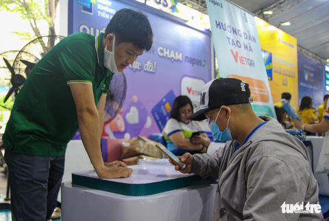 Bất ngờ quy mô gian hàng, không gian trải nghiệm và lượng quà tặng khủng ở Chợ phiên Không tiền mặt - Ảnh 8. Bất ngờ quy mô gian hàng, không gian trải nghiệm và lượng quà tặng khủng ở Chợ phiên Không tiền mặt - Ảnh 8.
