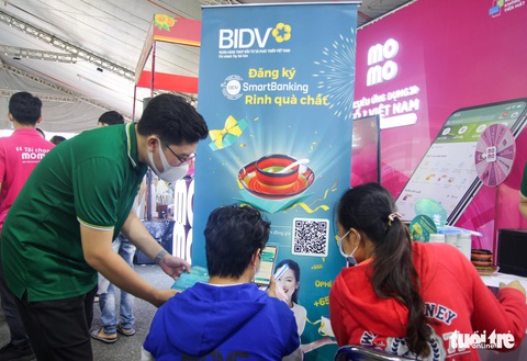 Chợ phiên Không tiền mặt: Lượng khách dồn dập, nhiều gian hàng vượt chỉ tiêu đề ra - Ảnh 8. Chợ phiên Không tiền mặt: Lượng khách dồn dập, nhiều gian hàng vượt chỉ tiêu đề ra - Ảnh 8.
